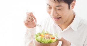 Ilustrasi pria makan sehat atau sayur. | Sumber Foto:shutterstock.com